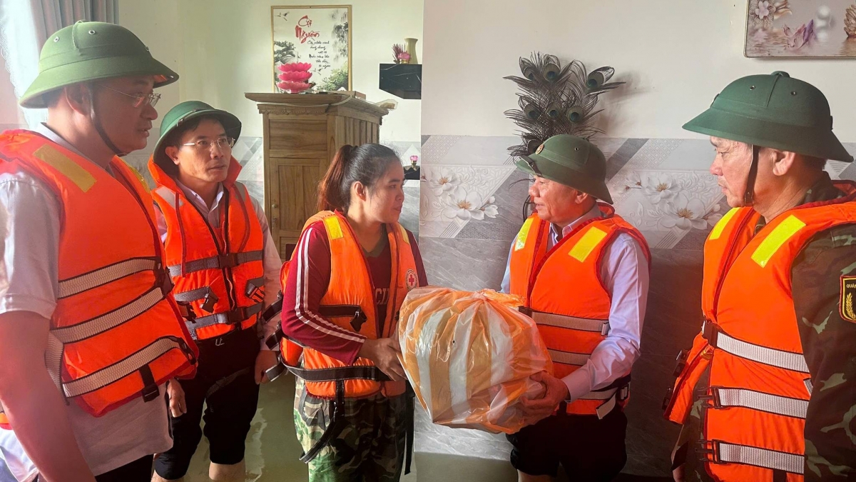 Ông Trần Cẩm Tú: Ưu tiên cao nhất là cứu dân, hỗ trợ nhân dân vùng lũ